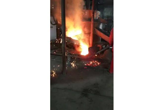 电弧炉冶炼现场视频